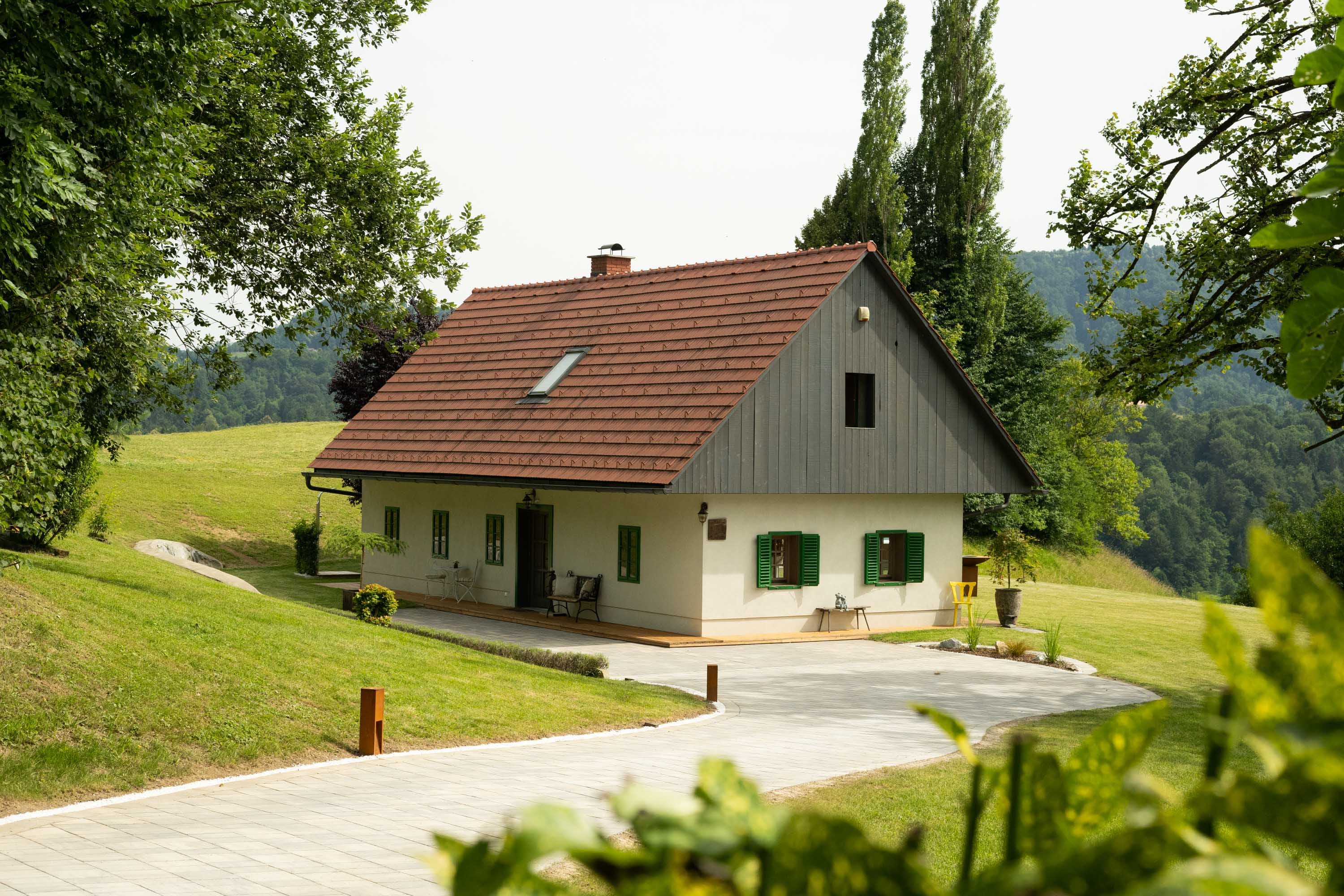 Ferienhaus Grušena — klassische Ansicht mit grünen Fensterläden