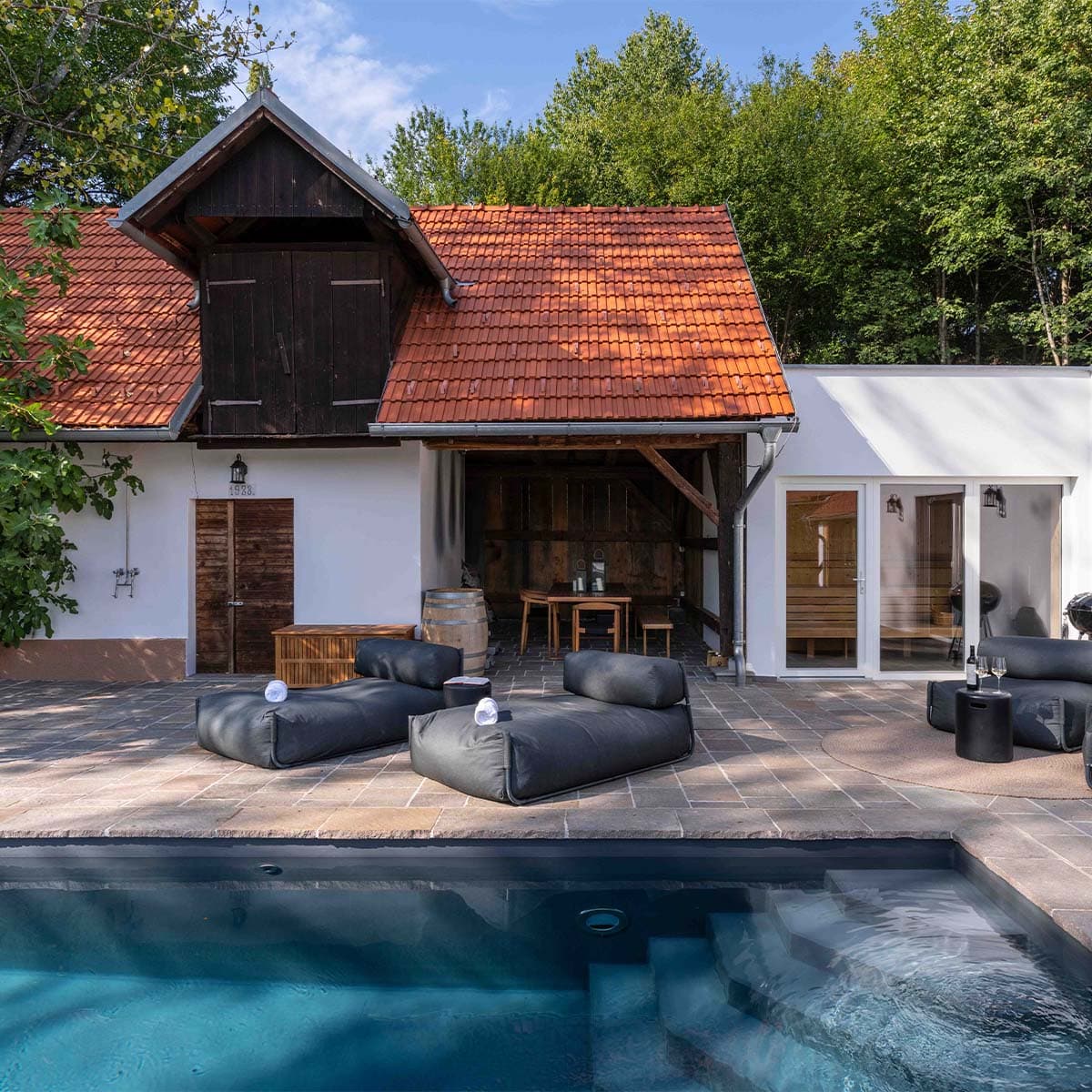 Pool-Lounge vor der alten Scheune