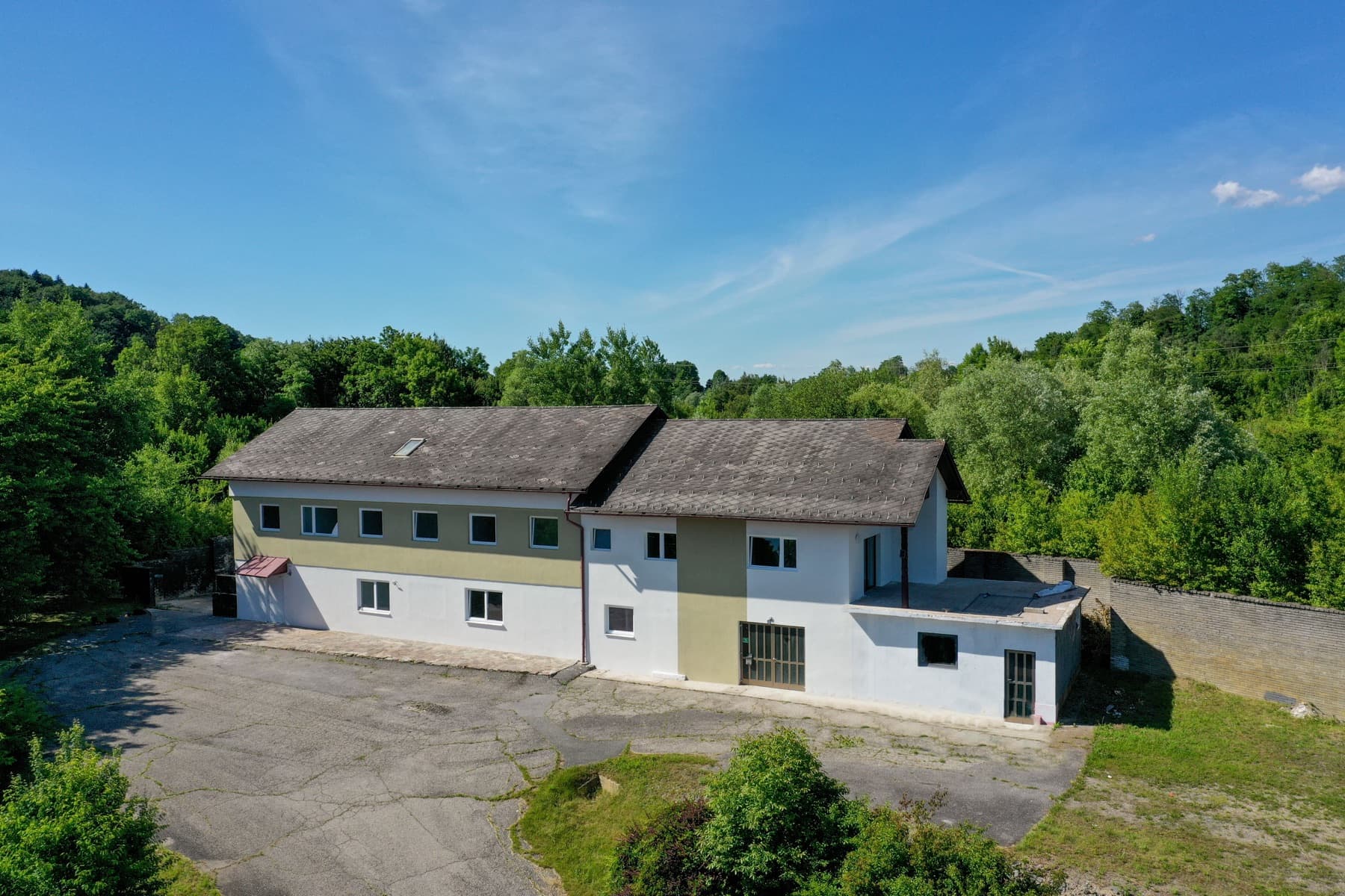 Außenansicht des Arbeiterquartiers in Spielfeld