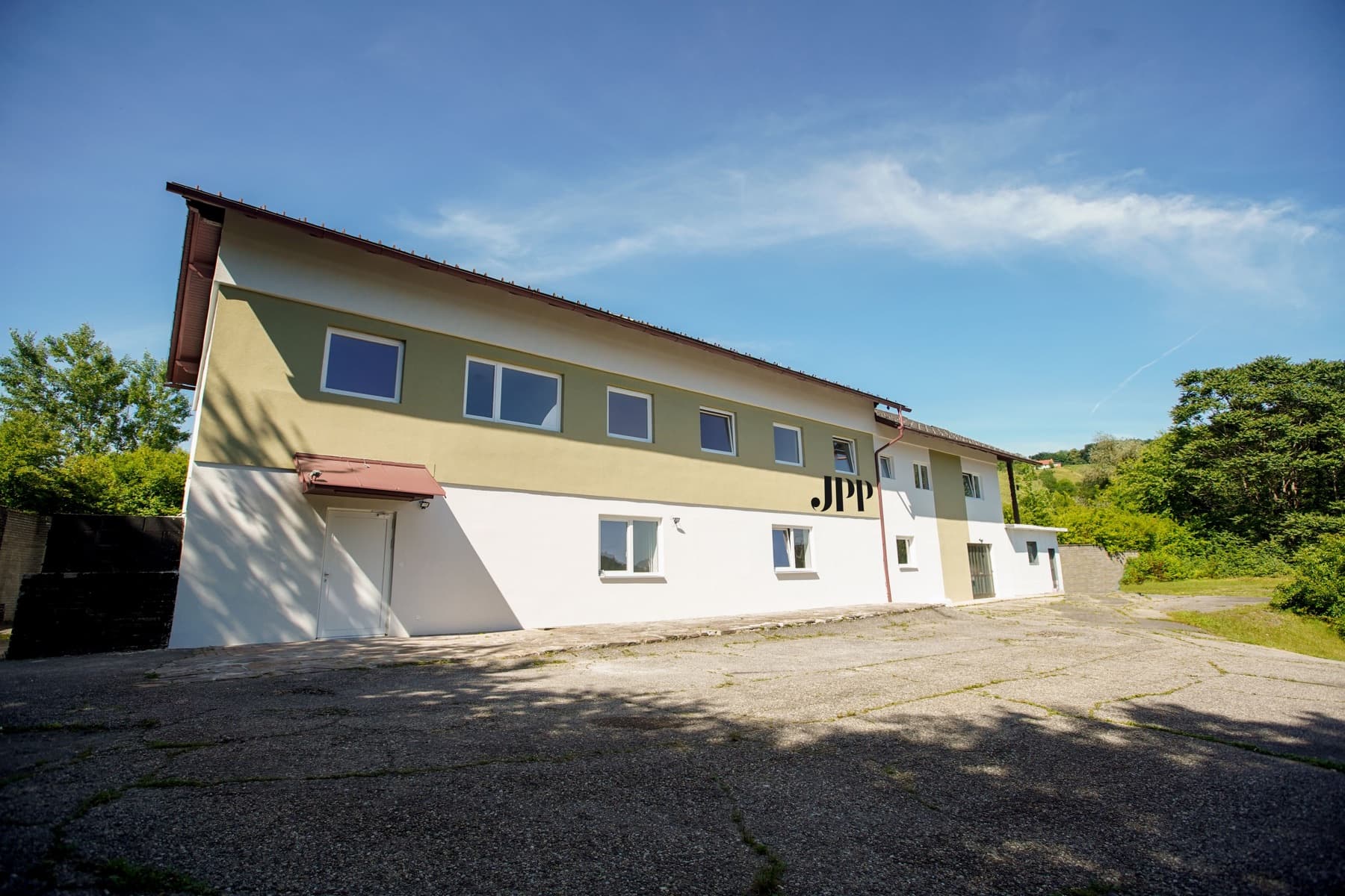 Gebäude mit Parkfläche davor