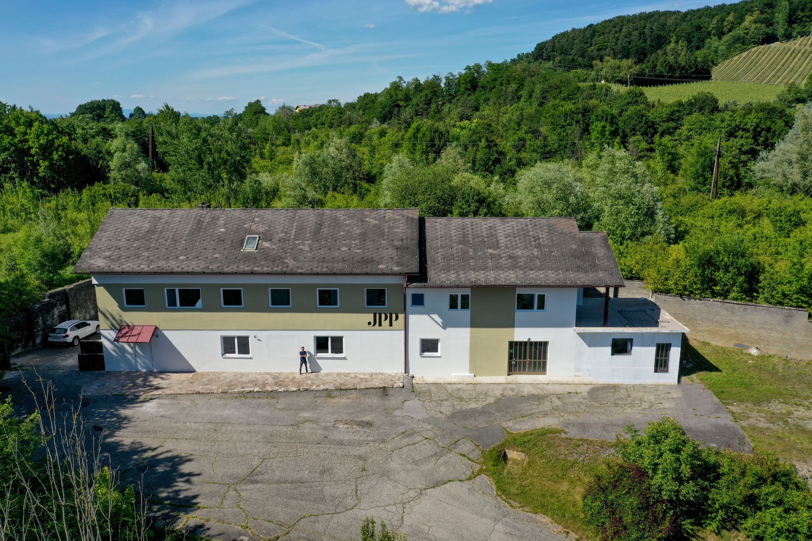 Arbeiterquartier Spielfeld — Außenansicht mit Parkflächen
