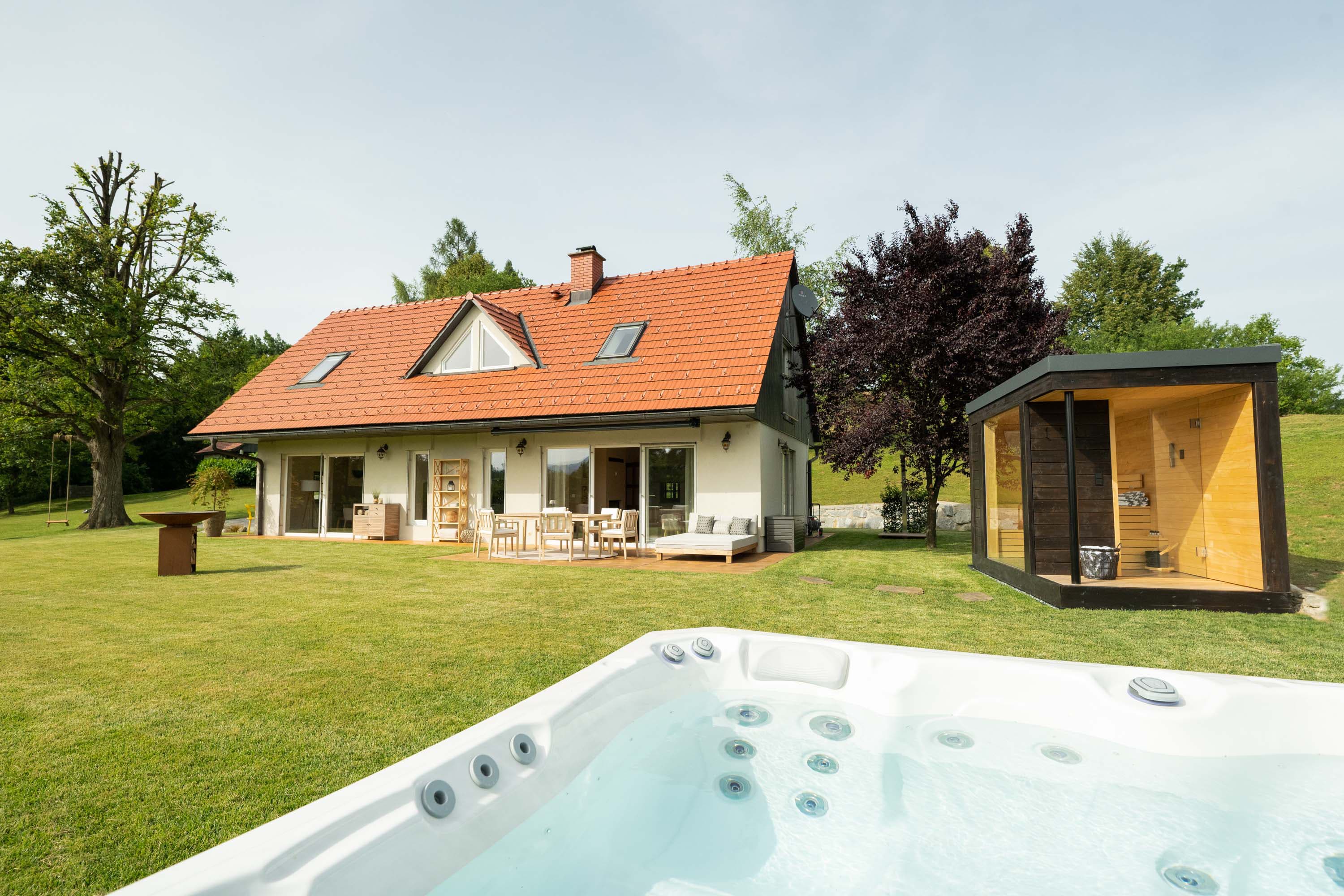 Ferienhaus Grušena — Gartenseite mit Außensauna & Whirlpool