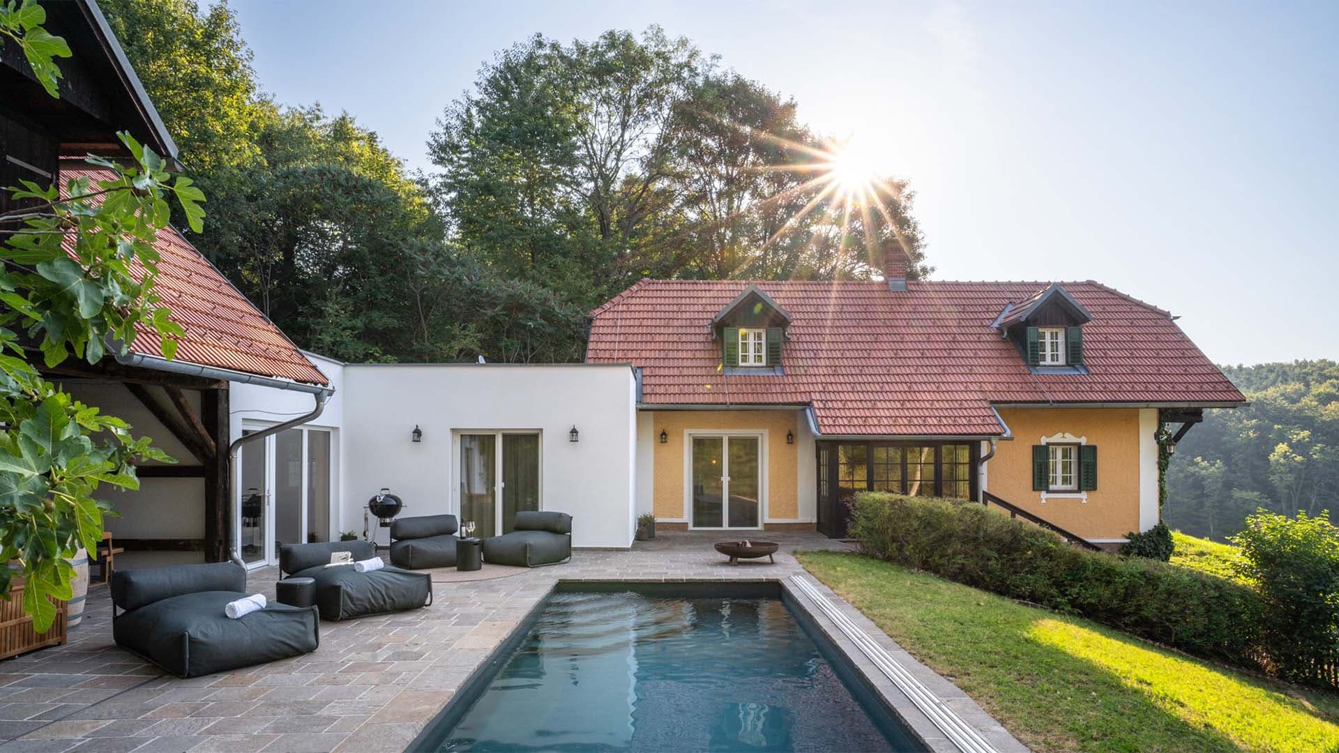 Traminerhaus Klöch — beheizter Pool & Terrasse vor dem sanierten Winzerhaus